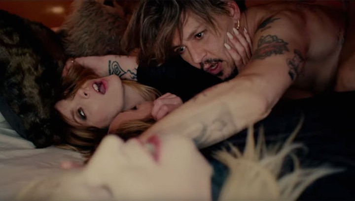 Жонни Депп шинэ клипэнд “загас наадуулжээ”